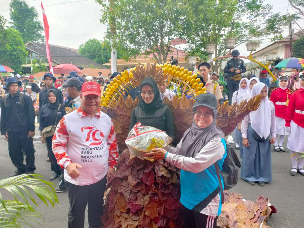 Keikutsertaan SMK Negeri 4 Sampit dalam Pawai Pembangunan Memperingati HUT RI ke-79 di Kabupaten Kotawaringin Timur