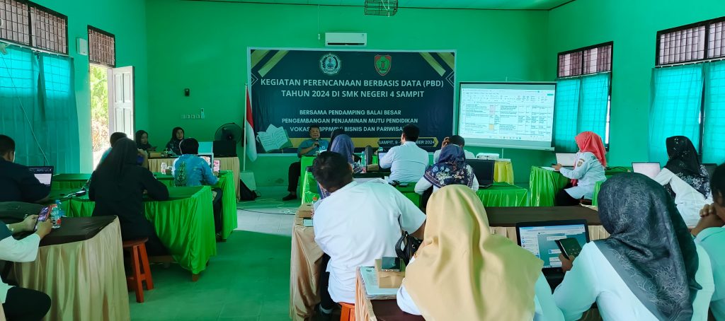 Perencanaan Berbasis Data (PBD) di SMK Negeri 4 Sampit: Evaluasi dan Solusi untuk Meningkatkan Mutu Sekolah