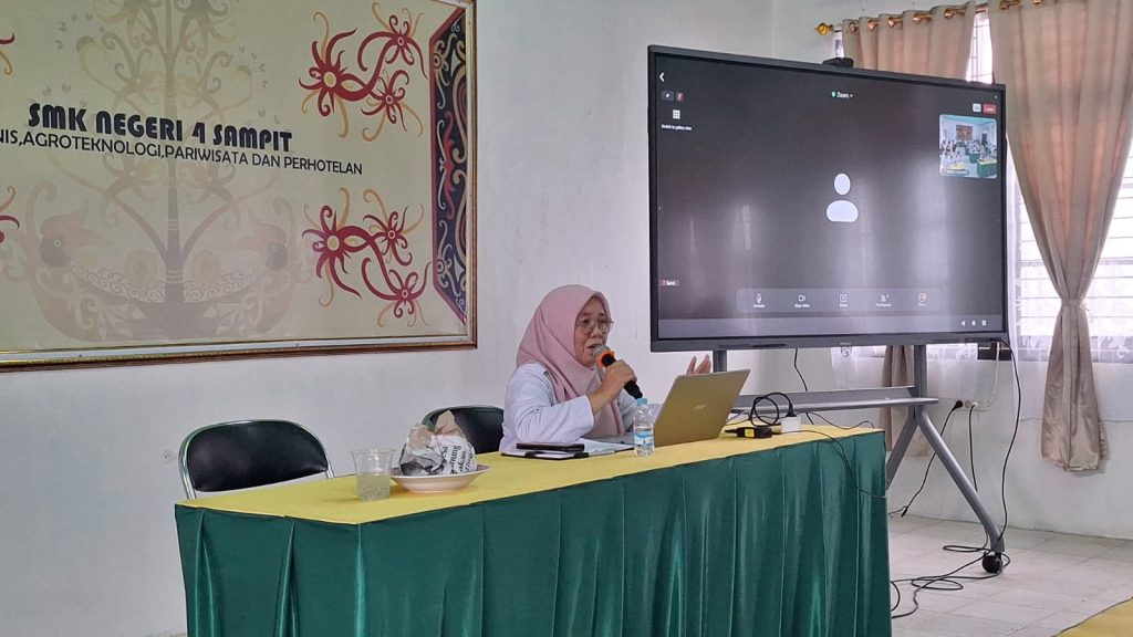 Pelatihan Guru SMK Negeri 4 Sampit: Peningkatan Kompetensi Digital Melalui Aplikasi Pijar dari Telkomsel